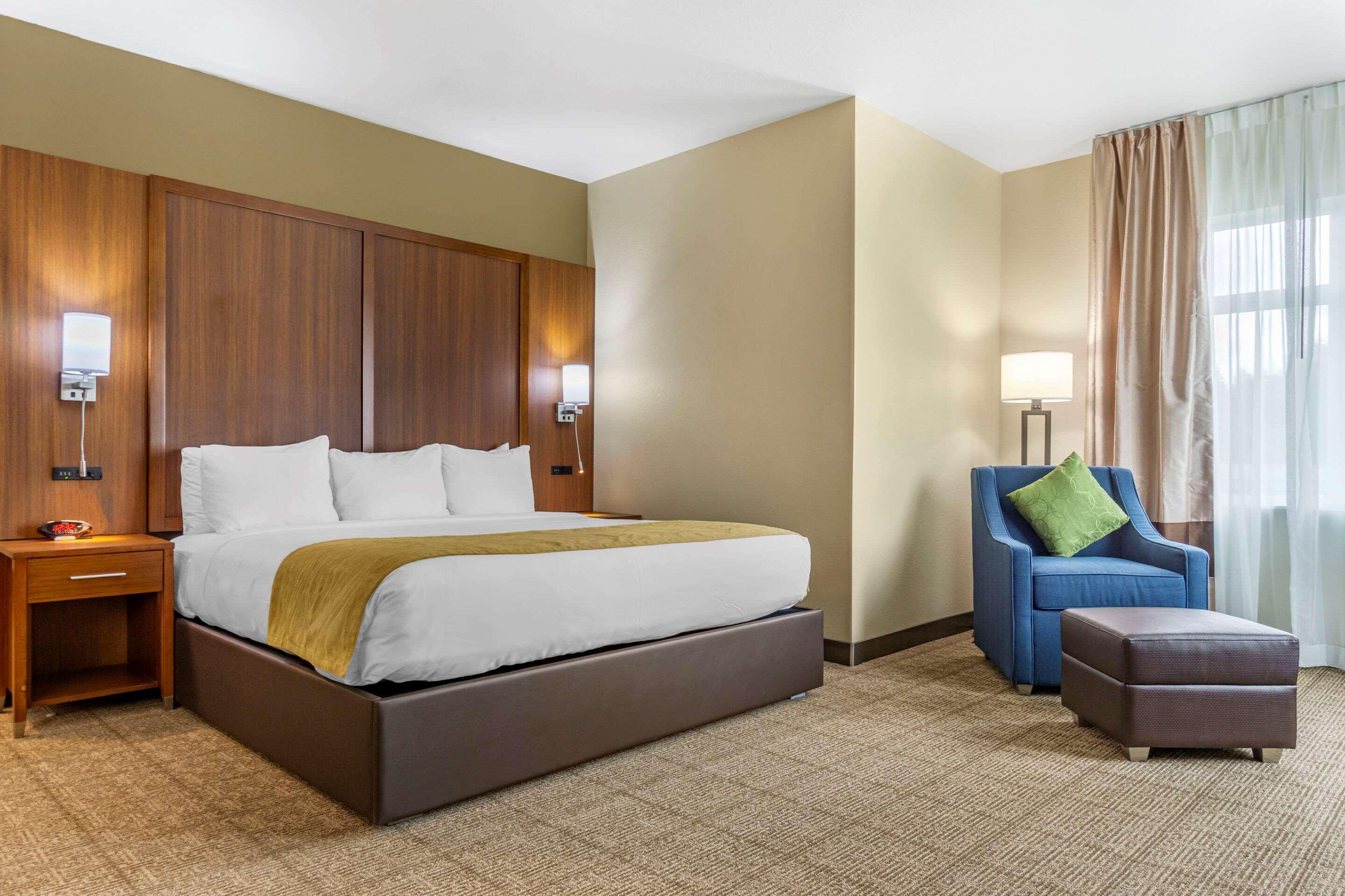 Comfort Inn & Suites Lakewood By Jblm Экстерьер фото